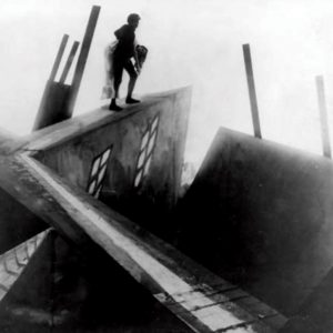 نمایی از کابینهی دکتر کالیگاری اثر رابرت واینه the cabinet of dr.caligari-1920