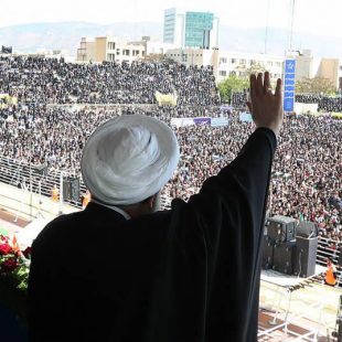 تصویر حسن روحانی در میان هوادارانش در مشهد، انتخابات سال ۱۳۹۴ در ایران.