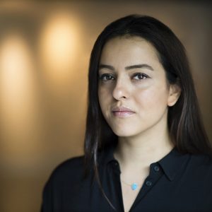عکسی از نیوشا توکلیان، عکاس ایرانی که کار خود را از ۱۶ سالگی در نشریهی زن آغاز کرد و اینک به عنوان عکس خبری و عکاس هنری در معتبرترین نشریات دنیا، عکسهای او به چاپ میرسد.