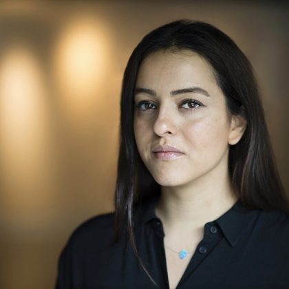 عکسی از نیوشا توکلیان، عکاس ایرانی که کار خود را از ۱۶ سالگی در نشریه‌ی زن آغاز کرد و اینک به عنوان عکس خبری و عکاس هنری در معتبرترین نشریات دنیا، عکس‌های او به چاپ می‌رسد.