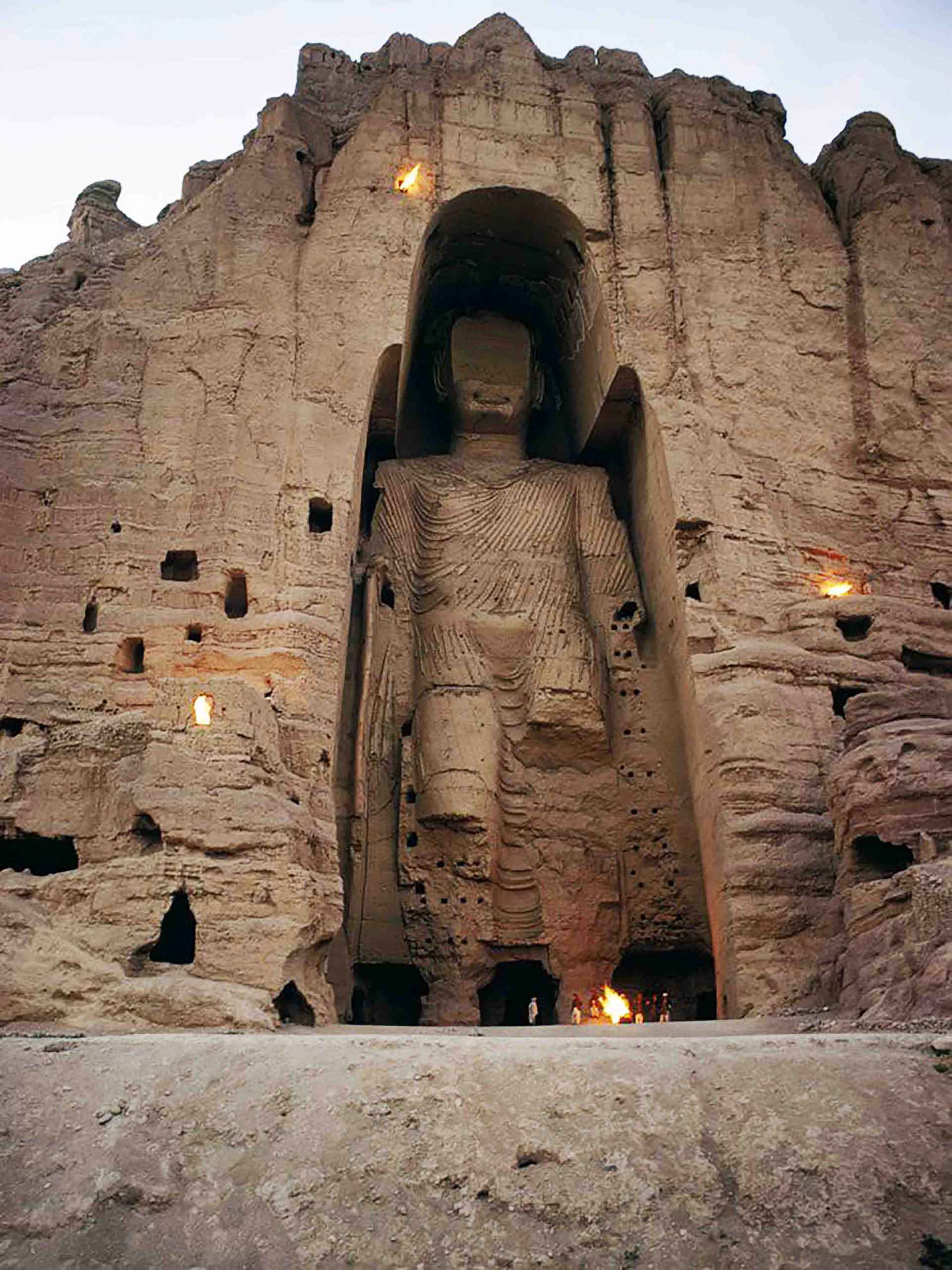 صلصل، مجسمهی بزرگتر در سمت غربی دره