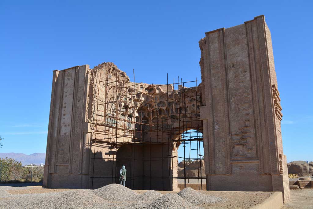 مسجد ملک زوزن، ایوان روبروی قبله