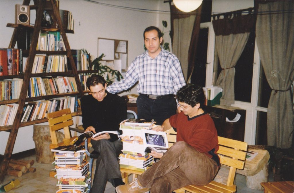 در جریان چاپ شماره ۲ فصلنامه، ۱۳۸۱. از راست: بردیا سعدینژاد، سعید قراخانی و شهریار توکلی