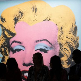 فروش اثر اندی وارهول از مریلین مونرو در حراج کریستی. Andy Warhol's 'Shot Sage Blue Marilyn' (1964) sold for $195 million at Christie's in New York to art dealer Larry Gagosian