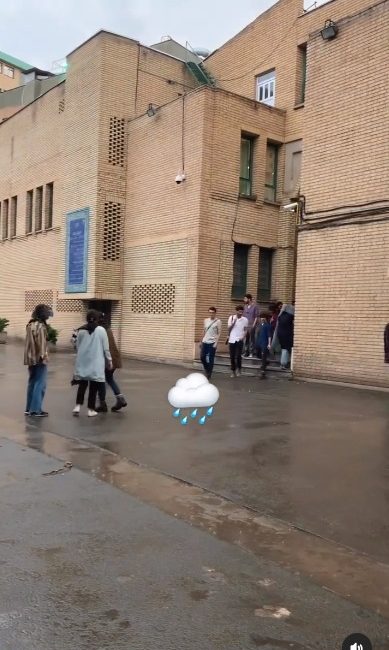 «کتابخانه دانشگاه هنر» آن بخش مشبک و پنجره‌داری است که سمت چپ عکس دیده می‌شود.