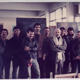 دانشکده هنرهای زیبای دانشگاه تهران، از چپ: علی ذاکری، فرامرز توحیدی، مرتضی کرمانی، حمید رحمتی، فرهاد صادقی، علی اصغر میرزایی مهر، استاد رویین پاکباز ، عبدی، فرج، قربانی، مومنی و حسن موریزی نژاد در قاب پنجره...از فیسبوک فرامرز توحیدی، 1