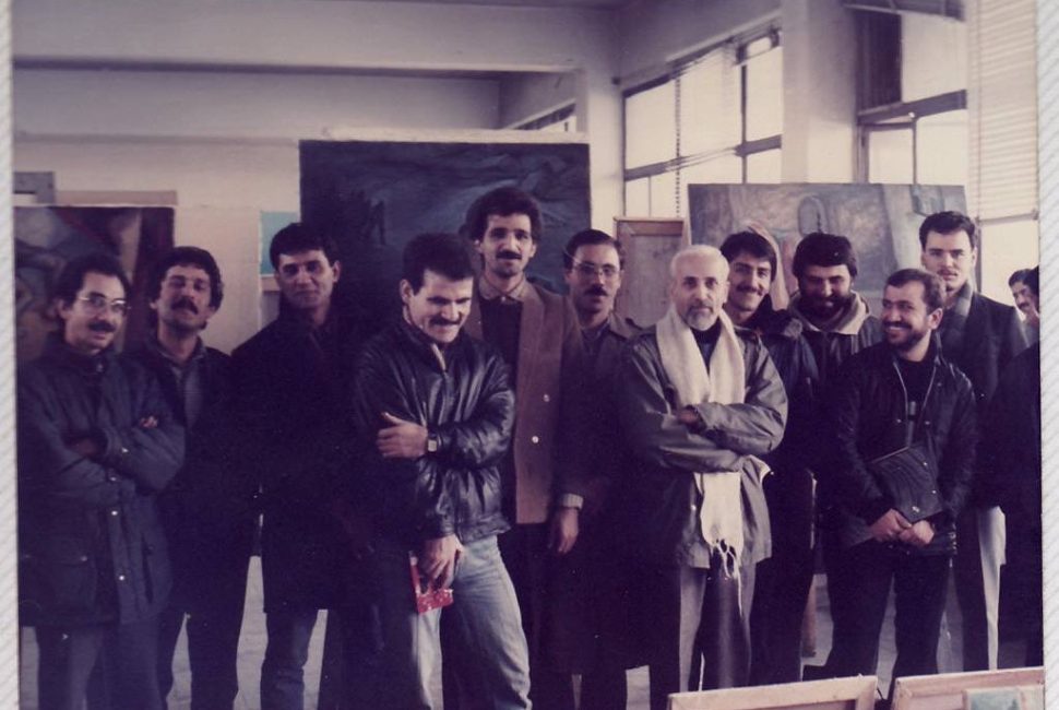 دانشکده هنرهای زیبای دانشگاه تهران، از چپ: علی ذاکری، فرامرز توحیدی، مرتضی کرمانی، حمید رحمتی، فرهاد صادقی، علی اصغر میرزایی مهر، استاد رویین پاکباز ، عبدی، فرج، قربانی، مومنی و حسن موریزی نژاد در قاب پنجره...از فیسبوک فرامرز توحیدی، 1