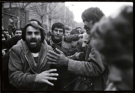david burnett انقلابیون ژنرال «تقی لطیفی»، رییس آجودانی ژاندارمری از داخل ماشیناش بیرون میکشند.